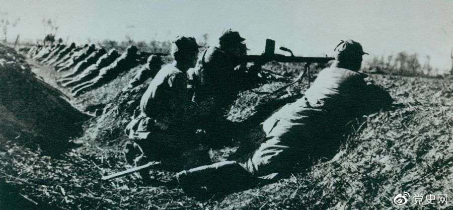 　1948年11月23日至12月15日，淮海战役第二阶段，中原野战军在华东野战军配合下，全歼国民党军第12兵团——黄维兵团。图为主攻部队一部在前沿阵地上。