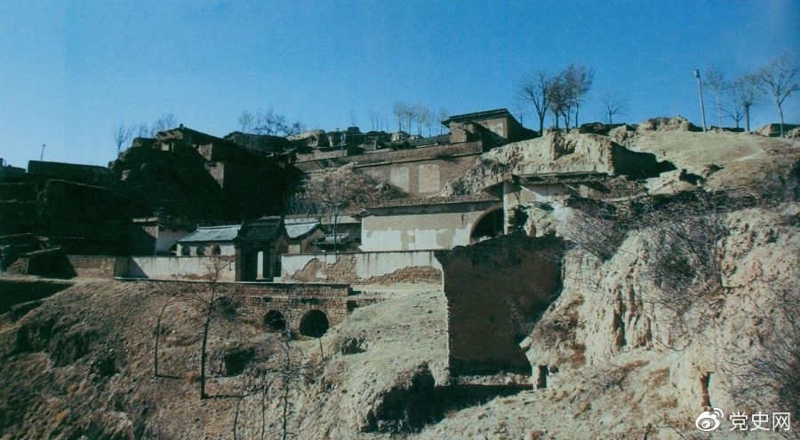 陕西米脂县杨家沟。这是1947年11月22日至1948年3月21日毛泽东、周恩来和任弼时转战陕北时的住地。