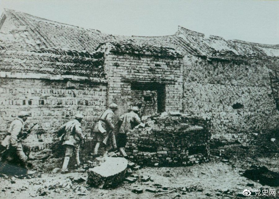 1948年11月，华东野战军取得围歼黄百韬兵团的胜利。图为战士们冲进黄百韬兵团司令部。