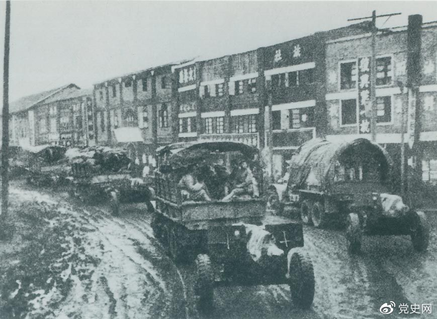 1949年11月21日，人民解放军占领黔北重镇遵义。图为解放军部队通过遵义市区。