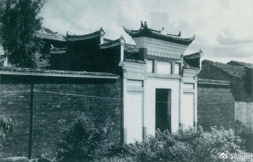 1927年10月3日，毛泽东率领湘赣边界秋收起义部队到达江西宁冈县古城，主持召开前委扩大会议，讨论在井冈山建立革命根据地的问题。图为会议旧址。