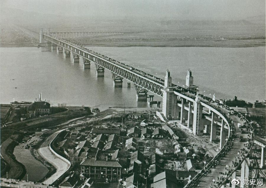 1968年12月29日， 南京长江大桥全面建成通车。这是当时中国自行设计建造的最大的铁路、公路两用桥。