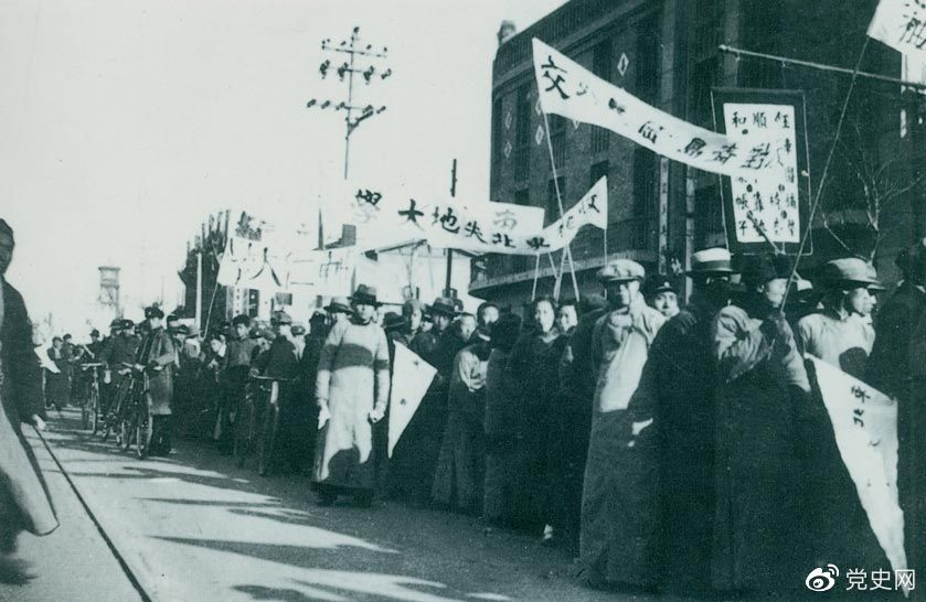 1935年12月9日，中国共产党领导北平学生掀起声势浩大的抗日救亡运动，并迅速波及全国，形成抗日救国的新高潮。图为游行队伍。