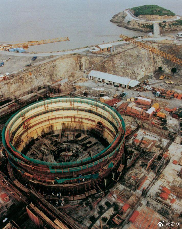 1991年12月15日，中国第一座自行设计、自行建造的核电站——秦山核电站并网发电。图为建设中的秦山核电站。