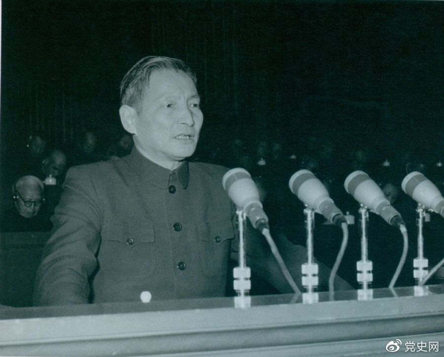 1956年12月，陈云在中华工商业联合会第二届会员代表大会上作报告。