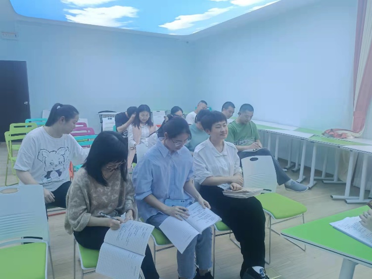 一群人在看电脑描述已自动生成
